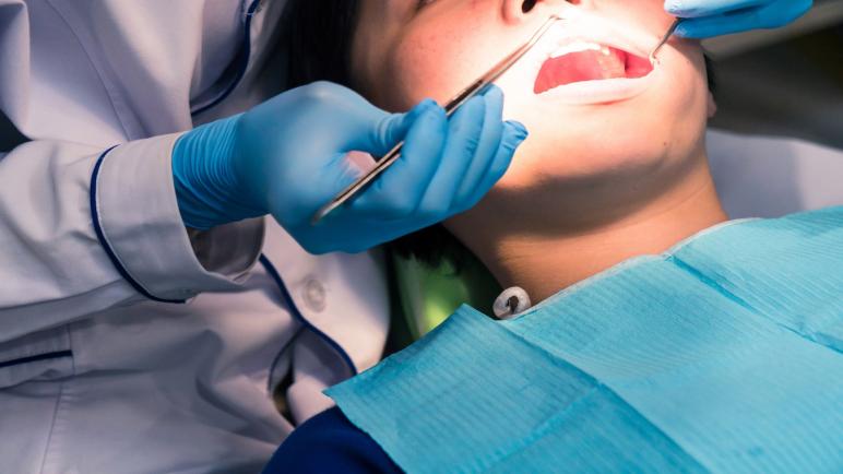 معاقبة “صناع الأسنان” بخمس سنوات سجنا