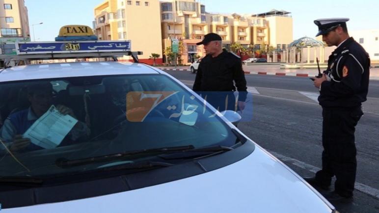 غريب..شرطة المرور بالداخلة تحرر مخالفات عدم إرتداء الكمامة داخل سيارات خاصة