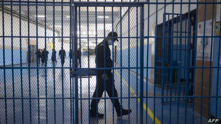 عدد السجناء بالمغرب يتجاوز 100 ألف والتامك يحذر من انفلاتات أمنية