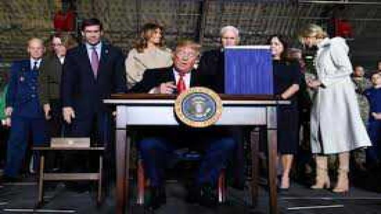 ترامب يوقع مشاريع ب1.4 تريليون دولار في 2020