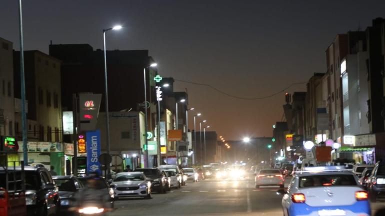 بالصور.. المجلس البلدي للداخلة يمد شارع باحنيني و الاحياء المجاورة له بالانارة العمومية