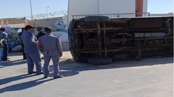 بالصور… إنقلاب شاحنة بمدخل المعبر الحدودي الكركرات