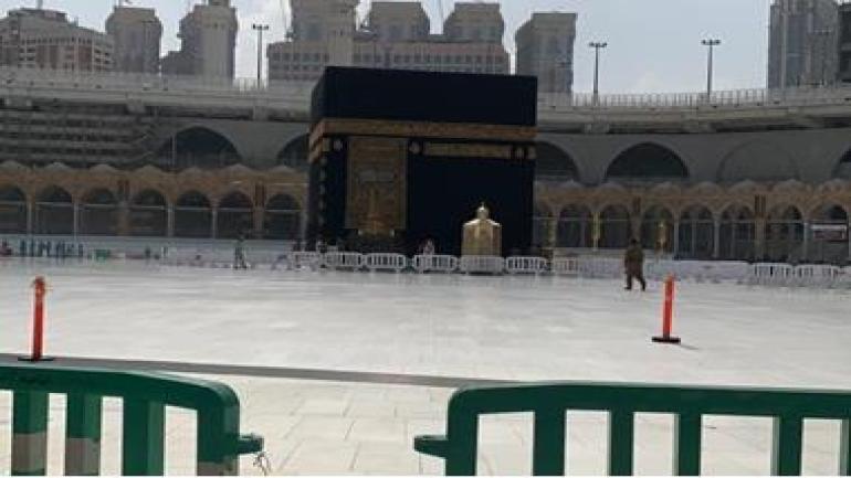 حدث غير مسبوق هز مشاعر المسلمين.. الحرم المكي فارغ من المعتمرين لأول مرة بسبب كورونا
