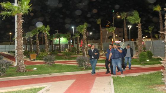 رئيس جماعة الداخلة يقوم جولة تفقدية للساحات و المدارات الطرقية المنجزة بالمدينة قبل افتتاحها