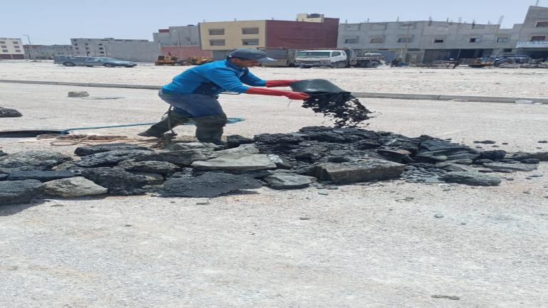 تفاعلا مع شكايات المواطنين،المجلس الجماعي للداخلة يقوم بعملية تنظيف و صيانة شاملة لقنوات الصرف الصحي بأحياء متفرقة