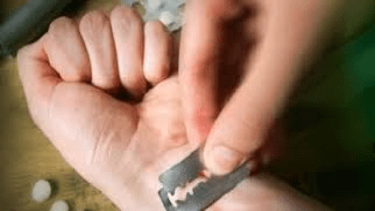 إمرأة تحاول قطع شرايينها أمام باشا مدينة الداخلة