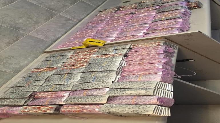 إحباط محاولة تهريب 17 ألفا و458 قرصا طبيا مخدراً و60 كيلوغراما من مادة “المعسل” بميناء طنجة