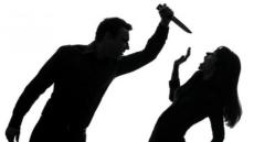 زوج ينهي حياة زوجته أمام أبنائهما بطريقة بشعة