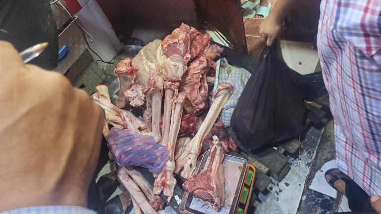 حجز و إتلاف كميات كبيرة من اللحوم الفاسدة و بقايا الذبيحة السرية بالداخلة