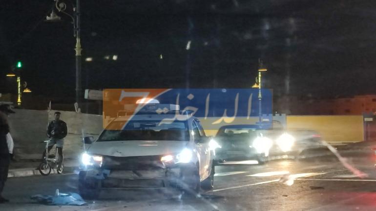 مختل عقلي يخرب ثلاث سيارات أجرة  صغيرة ويثير الرعب بحي السلام