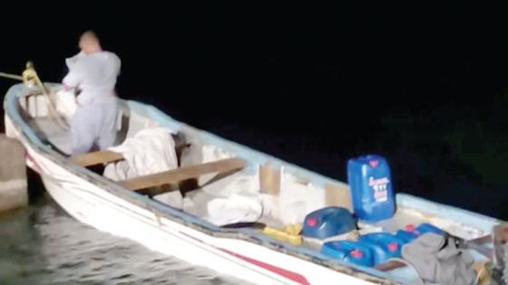 تفاصيل توقيف قوارب صيد تقليدي محملة بالسجائر..