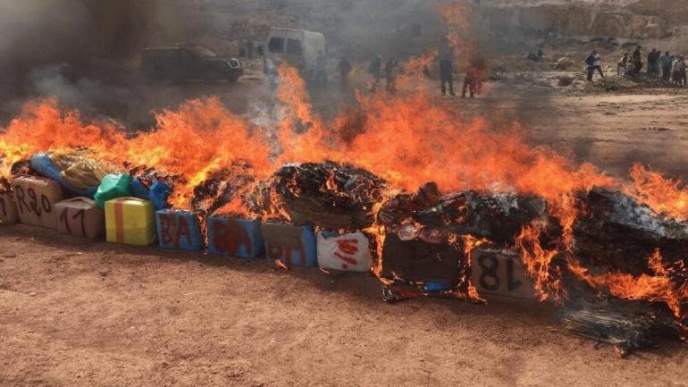 حرق وإتلاف مواد محظورة ومهربة وكميات كبيرة من المخدرات بالداخلة