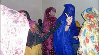 الوزيرة منت المكناس خائفة على نساء موريتانيا من سرقة رجالهن