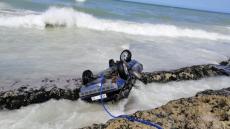 سقوط سيارة في عرض البحر بطريق”لاساركا”