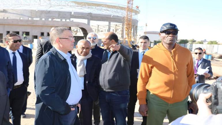 رئيس الكاف ينبهرُ بالتجهيزات الرياضية والمشاريع قيد الإنجاز بالعيون