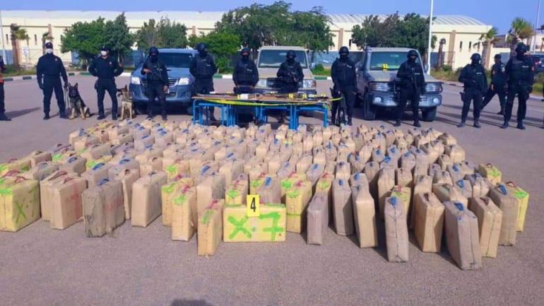 حصري..توقيف 14 شخصا و حجز خمسة أطنان و894 كيلوغراما من مخدر الشيرا بمدينة العيون