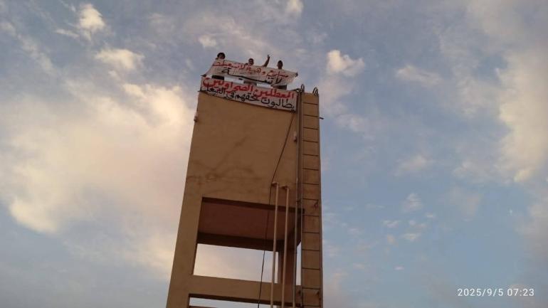 شباب يعتصمون فوق صهريج مائي بـ”آسا الزاك” مطالبين بالشغل