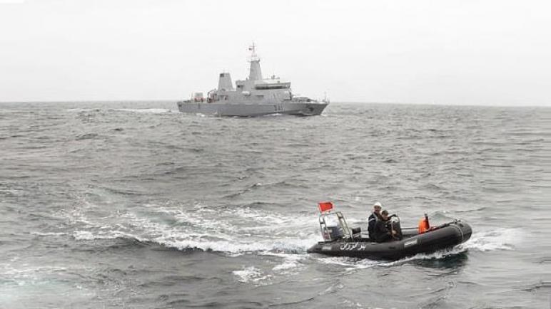البحرية الملكية تعترض قارب صيد محمل بالسجائر المهربة سواحل الكَركَرات