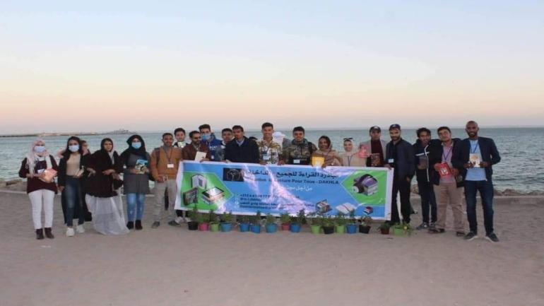 جمعية مبادرة القراءة للجميع_الداخلة تفتتح برنامجها السنوي بساعة قراءة في كورنيش المدينة