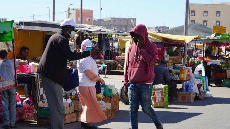 أعضاء باللجنة الجهوية لحقوق الإنسان يبادرون بحملة تحسيسية بخطورة كورونا المتحورة بشراكة مع جمعية مبادرة أصدقاء الخير