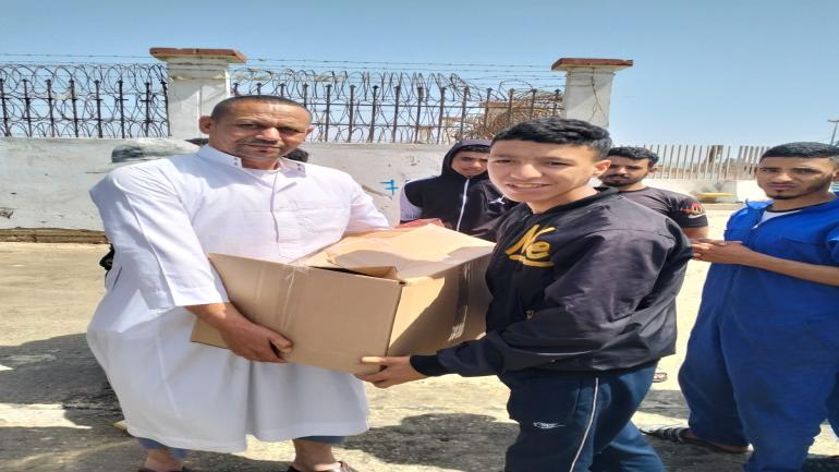 مؤسسة ” جود ” للتنمية توزع قفة رمضان على البحارة