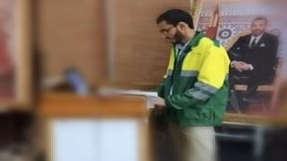 طالب يناقش رسالة الدكتوراه بزي عمال النظافة