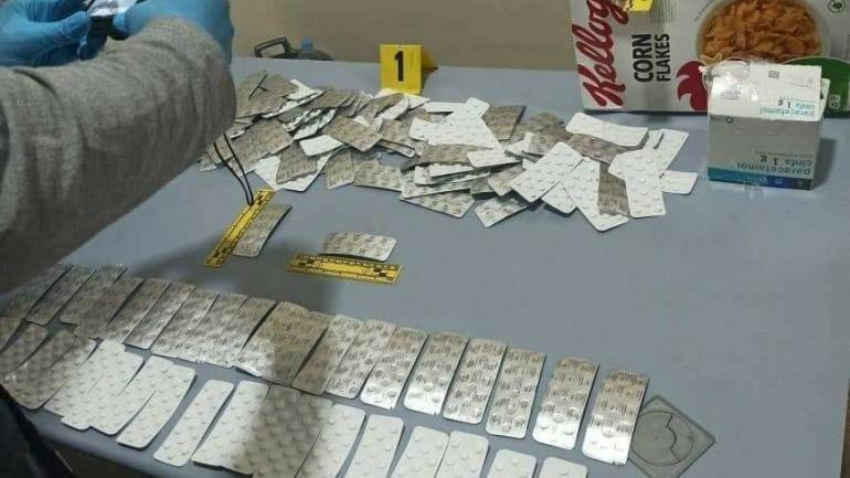 ياربي السلامة..بوليس مطار لعيون شدو مرا مهربة معاها 2295 قرص ديال القرقوبي