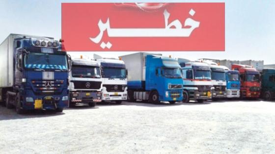 راقبو سائقي الشاحنات…في تحدٍ سافر للقانون شاحنات تنقل مسافرين سرا من والى مدينة الداخلة