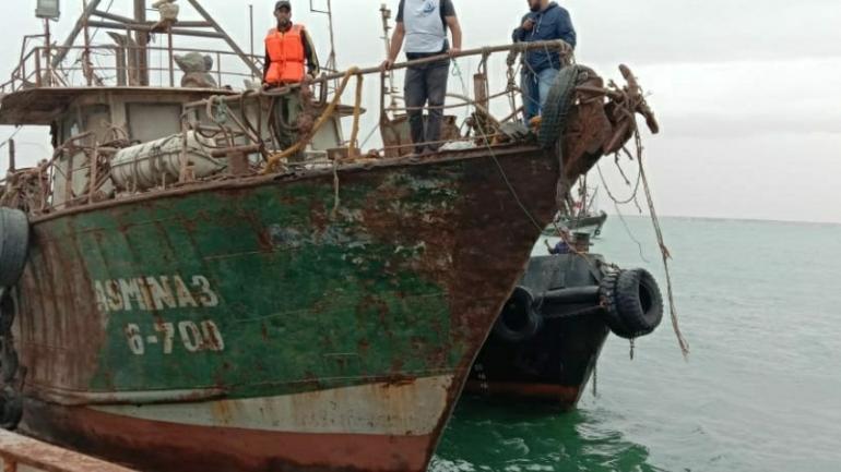 من بعد عشر سنين معرقلة الميناء..مديرية الموانئ حيدات سفينة عالقة فميناء الداخلة