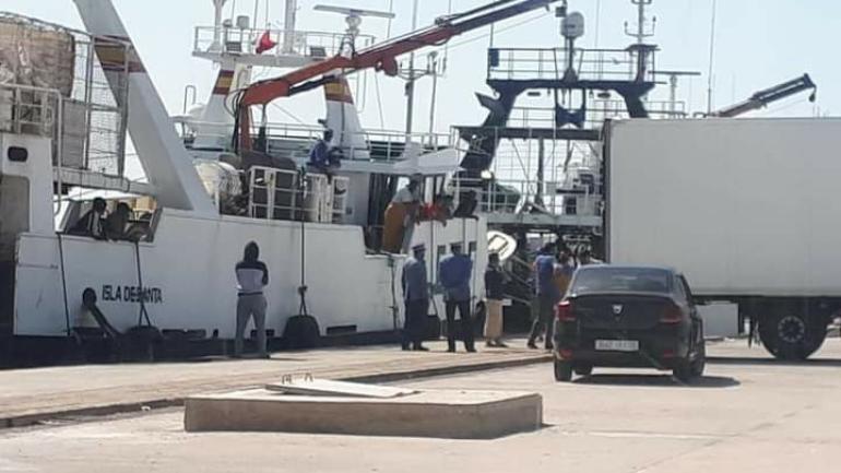 أزمة الكَركَرات..سفن موريتانيا كتخوي حمولتها فميناء الداخلة من أجل تصديره لأوروبا