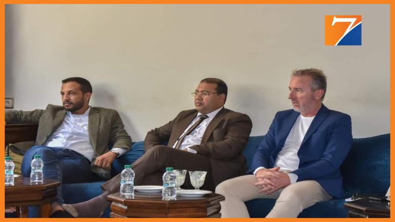 رئيس جماعة الداخلة يجري مباحثات مع وفد إعلامي وعدد من الفاعلين والباحثين الإسبانيين