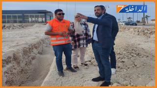 رئيس جماعة الداخلة يطلع على تقدم أشغال ورش تأهيل شبكة تزويد أحياء المدينة بالماء الصالح للشرب.