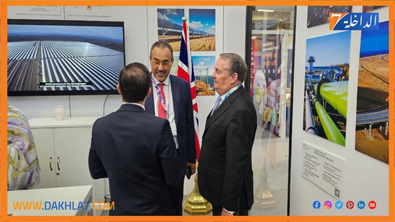 الخطاط ينجا يستقبل وزير الدفاع البريطاني السابق في رواق الجهة بالملتقى الدولي للطاقات المتجددة بلندن