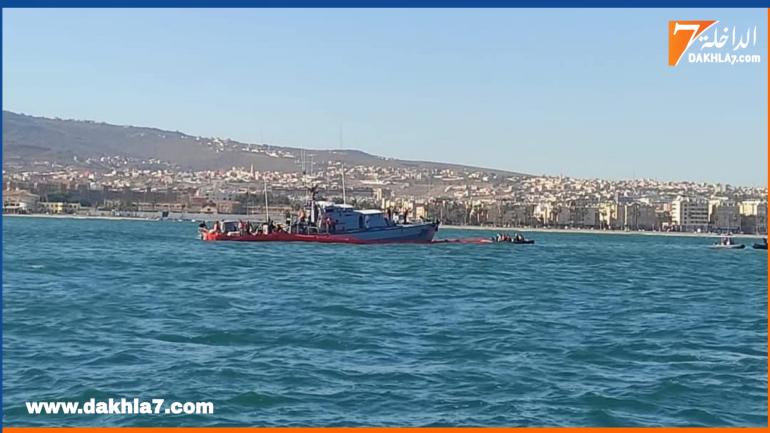 إخراج سفينة خفر السواحل التابعة للبحرية الملكية كانت محاصرة بين الصخور