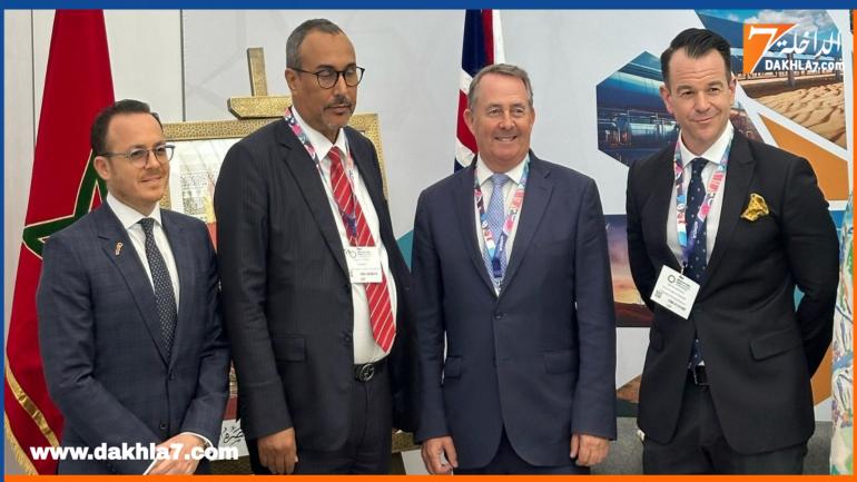 وزير الدفاع البريطاني السابق ليام فوكس يزور رواق الجهات الجنوبية بالملتقى Innovation zero» ويلتقي بالخطاط ينجا