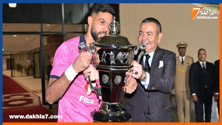 الأمير مولاي رشيد يسلم كأس العرش لعميد فريق أولمبيك آسفي