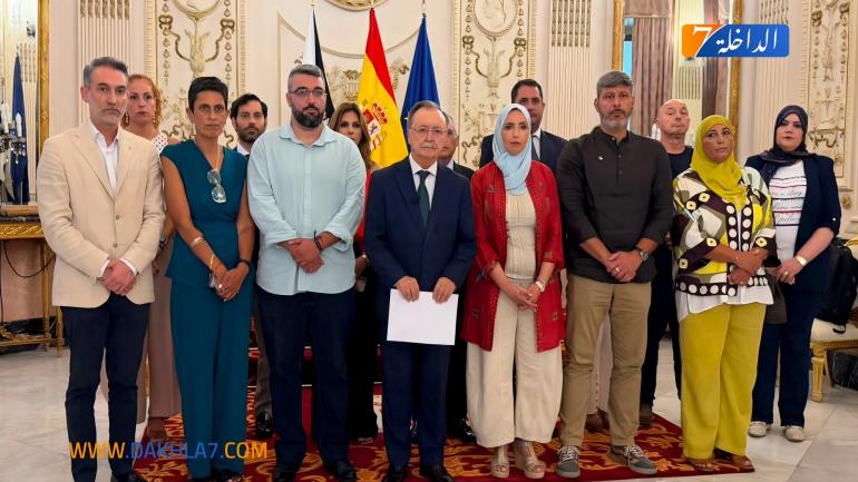 إجماع سياسي في سبتة للمطالبة بإعلان حالة الطوارئ وإغلاق الحدود مع تصاعد تدفق المهاجرين