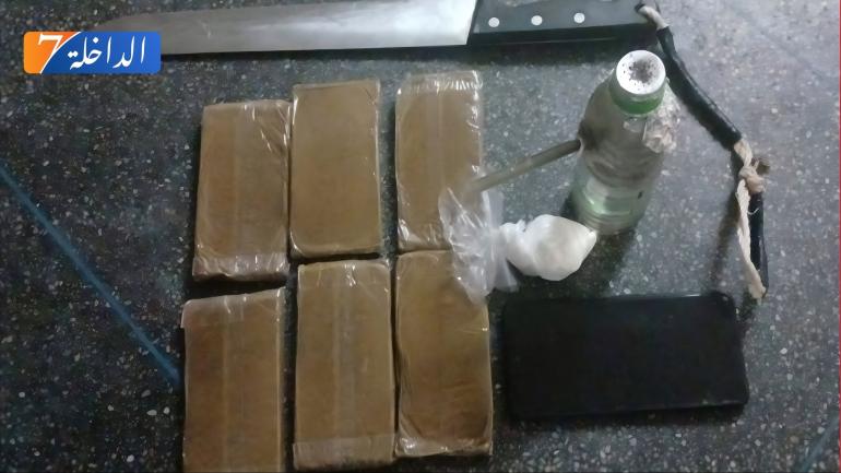 توقيف 3 ذوي سوابق وحجز الكوكايين والشيرا وسلاح أبيض داخل مسكن بالداخلة
