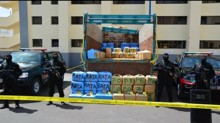 الدار البيضاء .. حجز ثلاثة أطنان ونصف من مخدر الشيرا على متن شاحنة لنقل البضائع وتوقيف شخصين