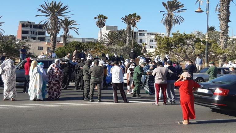 في وقفة احتجاجية…ساكنة الداخلة تنديد بإستقطاب بعض البحارة دون وضعهم في الحجر الصحي