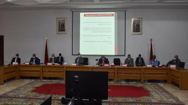 الداخلة…اجتماع لجنة اليقظة الاقتصادية حول التدابير المتخذة من أجل تسريع وتيرة الإقلاع الإقتصادي الجهوي قطاع الإسكان والتعمير نموذجا