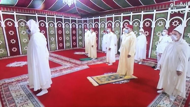 الملك محمد السادس يؤدي صلاة عيد الأضحى داخل خيمة في إحترام للتدابير الوقائية