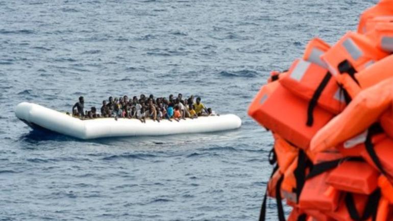 بعد 4 أيام فالبحر..50 حراكَ من دول جنوب الصحرا خرج قاربهم حدا سواحل الكَركَرات