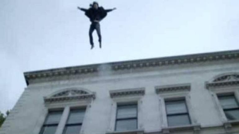 سائح ايطالي لاح راسو من عمارة من طروازيام إيطاج فالداخلة