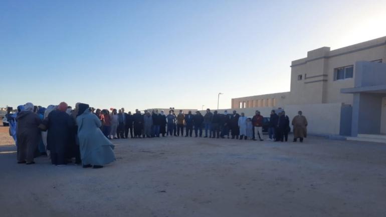 أعضاء تنسيقية متضرري التجزئتين السكنيتين لبلدية الداخلة يخرجون في وقفة إحتجاجية