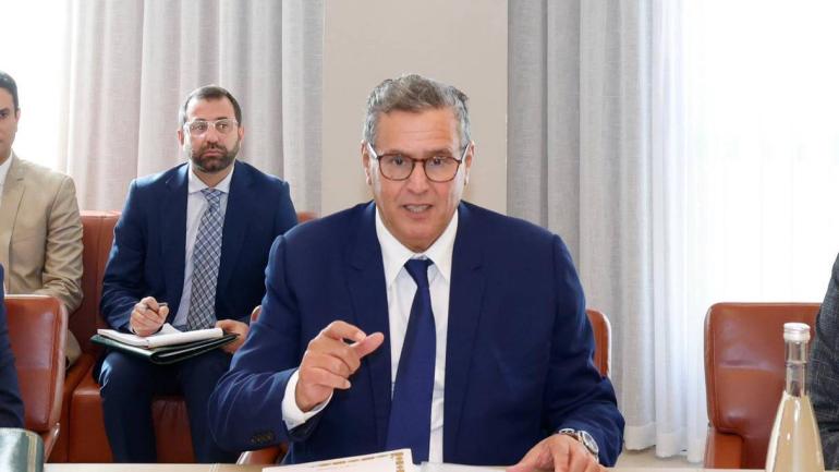 الحكومة تجمد النظام الأساسي لموظفي التعليم وتقرر مواصلة الحوار