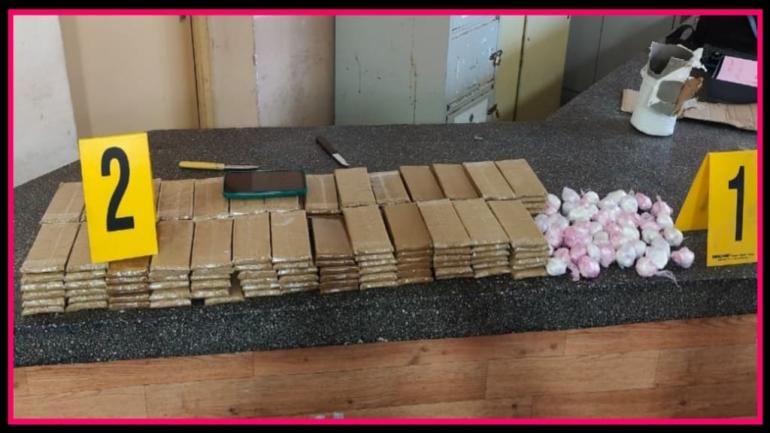 “بوليس” الداخلة يوقف “بزنازة” ويحجز 481 غراما من مخدر الشيرا و4 كلغ من نبات القنب الهندي و25 قرصا طبيا مخدرا من نوع “ريڤوتريل” وكذا 190غراما من مسحوق أبيض