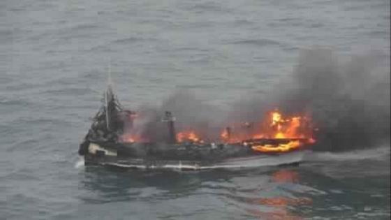 النيران تلتهم مركب للصيد شمال سواحل مدينة الداخلة