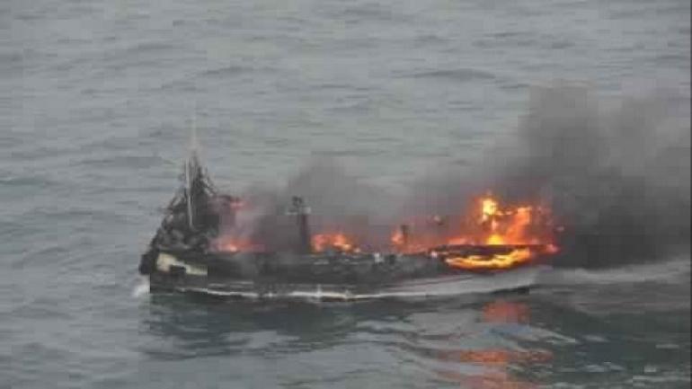 النيران تلتهم مركب للصيد شمال سواحل مدينة الداخلة