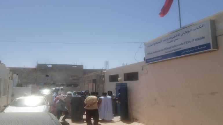 ساكنة جماعة بئرگندوز تحتج على تركيب عدادات التعبئة الخاصة بإستهلاك الكهرباء